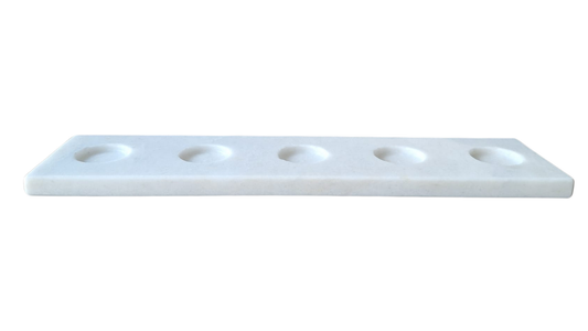 Portacandele in marmo bianco a 5 fori con candele accese – Kalu Creations