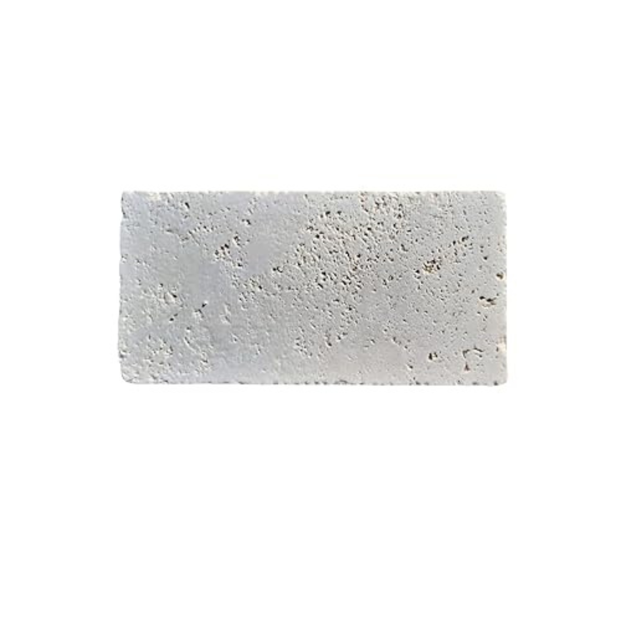 Piastrella in travertino a poro aperto artigianale Kalu Creations su sfondo bianco