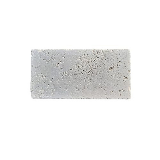 Piastrella in travertino a poro aperto artigianale Kalu Creations su sfondo bianco