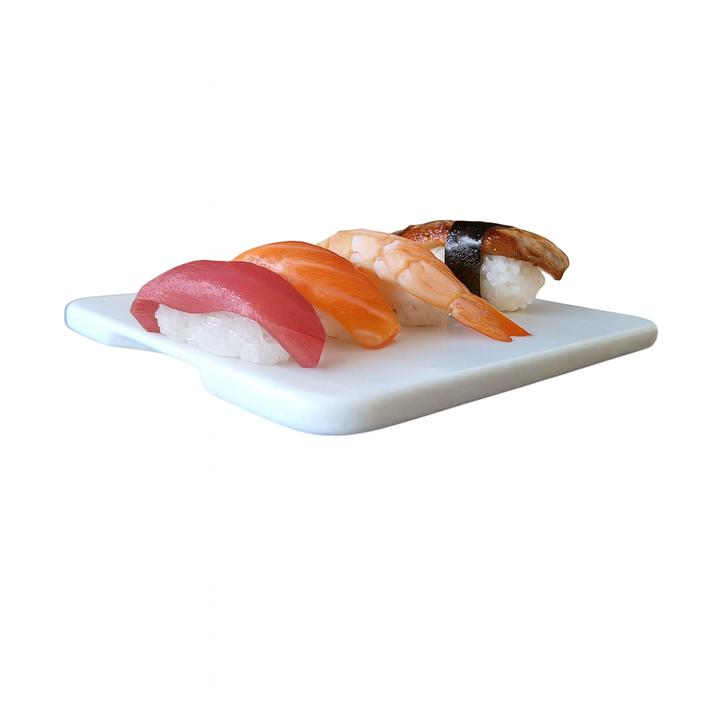 Tagliere in marmo bianco con intacca laterale usato per servire sushi