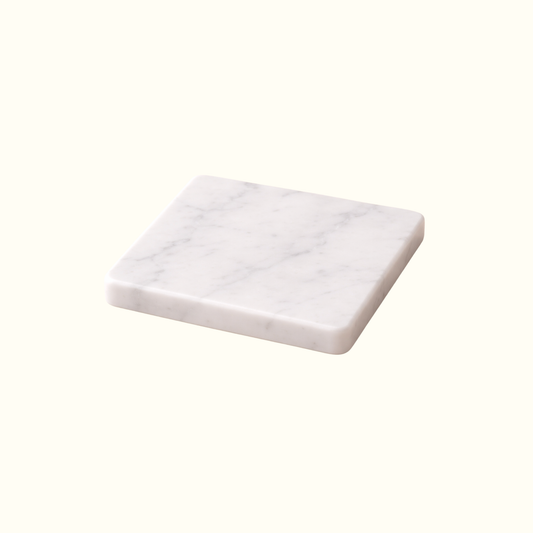 Set mit 4 quadratischen Untersetzern aus weißem Carrara-Marmor, 10 x 10 cm. Elegant und natürlich, ideal zum Schutz von Tisch und Oberflächen. Italienische Handwerkskunst, flecken- und kratzfest.