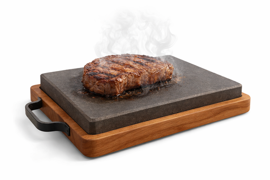 Bistecca sulla piastra in pietra lavica rettangolare Kalu Creations, con base in frassino europeo e manici.